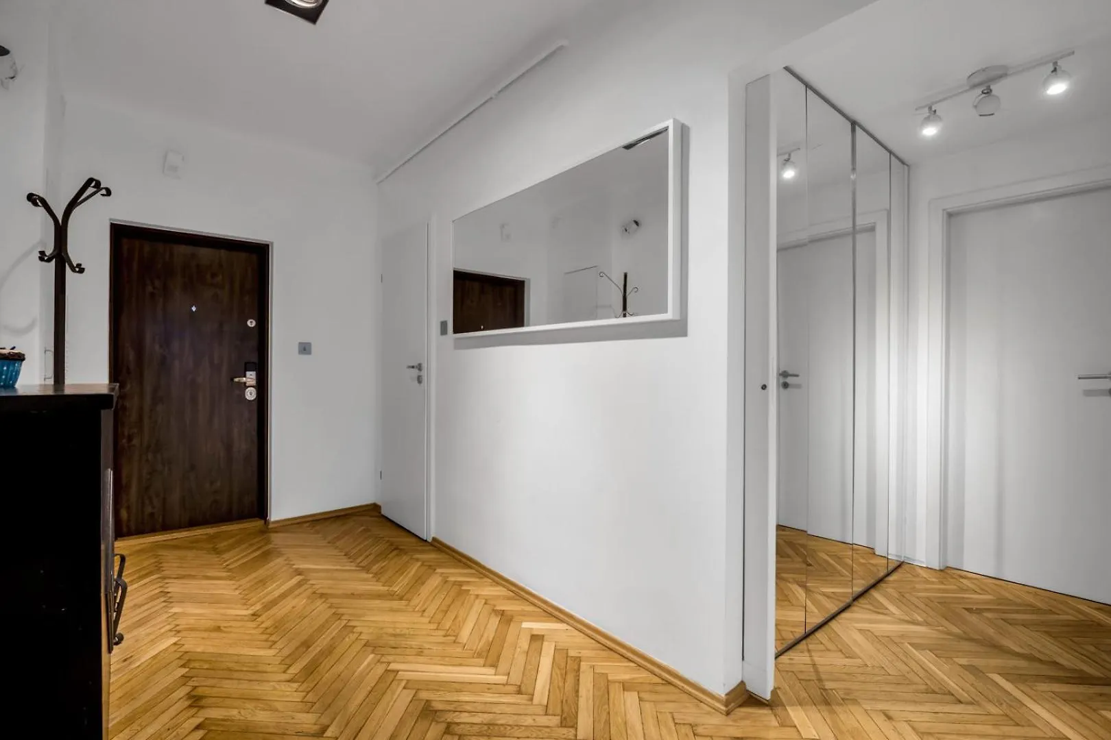 Plac Zbawiciela Spacious Apartment Warsaw Poland